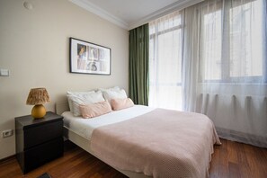 Tabla de planchar con plancha, wifi gratis y ropa de cama 