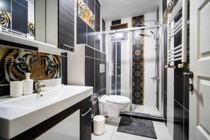 Suihku, hiustenkuivaaja, pyyhkeet