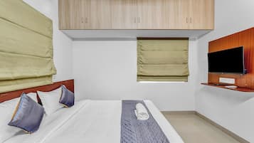 Deluxe Room, City View | Desk, free WiFi