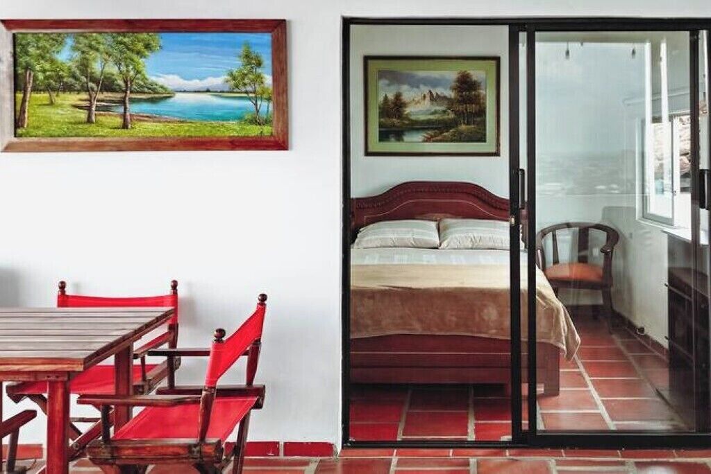 4 dormitoris, escriptori, planxa i posts de planxar i wifi gratuïta 