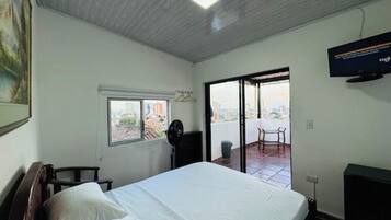 4 slaapkamers, een bureau, een strijkplank/strijkijzer, gratis wifi