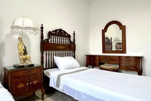 4 bedrooms, desk, iron/ironing board, free WiFi - Colonial house in San Antonio, spectacular terrace privileged location (Cali)
