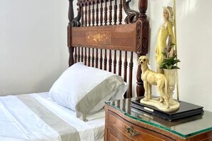 4 bedrooms, desk, iron/ironing board, free WiFi - Colonial house in San Antonio, spectacular terrace privileged location (Cali)