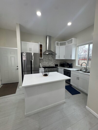 Cozy 2-bedroom house in beautiful Los Angeles with AC and EV charger