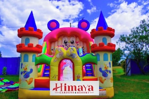 Un castillo inflable con personajes de dibujos animados y el texto 