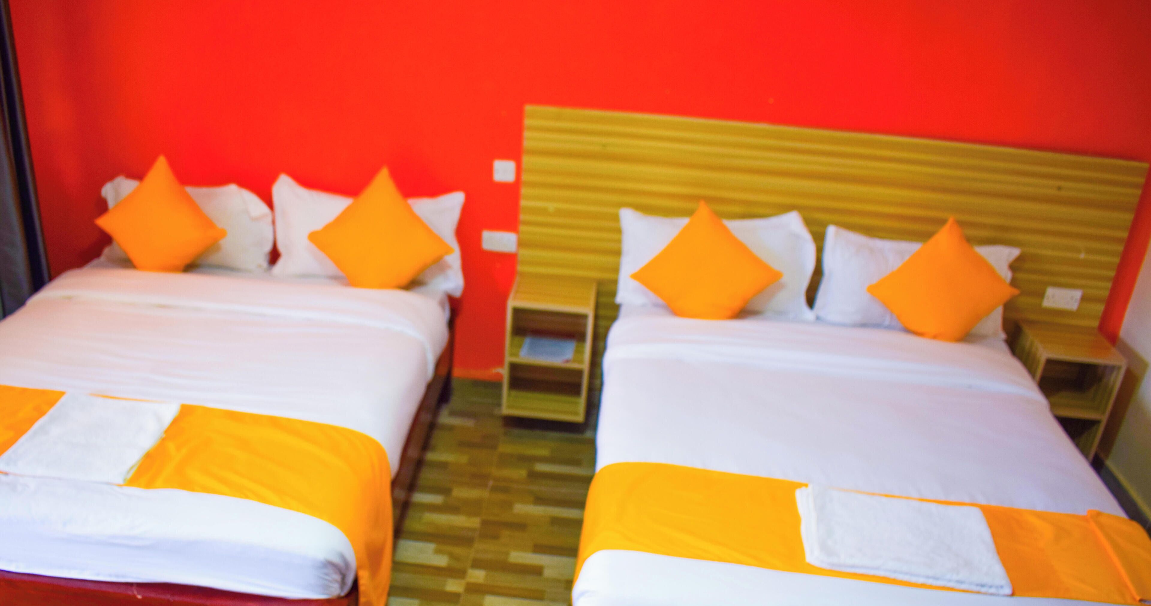 Dobbeltværelse med dobbeltseng eller 2 enkeltsenge - udsigt til have | Skrivebord, arbejdsområde til bærbare computere, mørklægningsgardiner