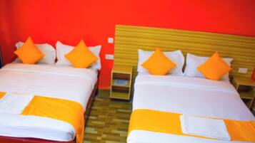 Dobbeltværelse med dobbeltseng eller 2 enkeltsenge - udsigt til have | Skrivebord, arbejdsområde til bærbare computere, mørklægningsgardiner