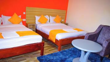 Dobbeltværelse med dobbeltseng eller 2 enkeltsenge - udsigt til have | Skrivebord, arbejdsområde til bærbare computere, mørklægningsgardiner