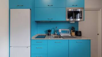 Een koelkast, een microgolfoven, een kookplaat