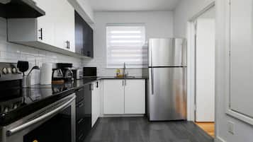 Geladeira, micro-ondas, fogão, cooktop