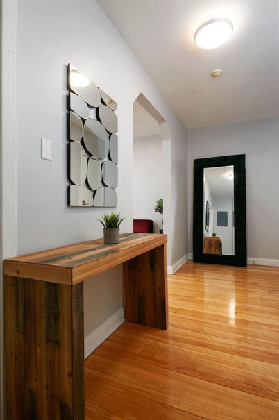 Sunlit 2BR Retreat – Experience MTL in Comfort