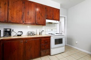 Private kitchen - Elegant 2BR Retreat A Stylish Stay on MTL West (Montreal)