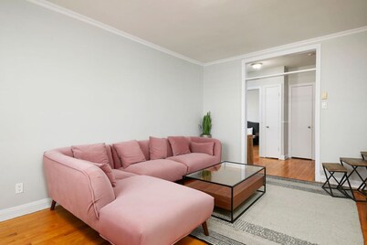 Elegant 2BR Retreat A Stylish Stay on MTL West