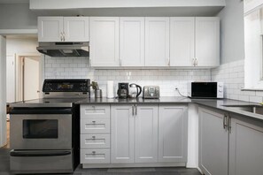 Private kitchen - Spacious & Trendy 2BR – Live Montreal (Montreal)