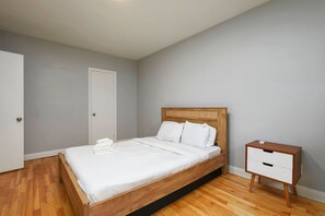 2 slaapkamers, een bureau, een strijkplank/strijkijzer, wifi