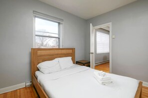 Room - Spacious & Trendy 2BR – Live Montreal (Montreal)