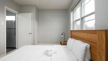 Escrivaninha, ferros/tábuas de passar roupa, Wi-Fi, roupa de cama