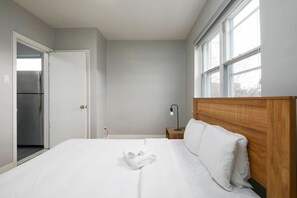 Een bureau, een strijkplank/strijkijzer, wifi, beddengoed