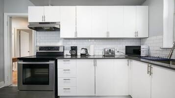 Geladeira, micro-ondas, fogão, cooktop