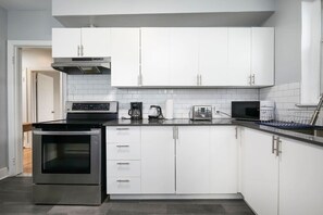 Fridge, microwave, oven, stovetop - District Deux | Modern 2BR in MTL West (Montreal)