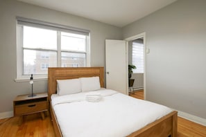 2 bedrooms, desk, iron/ironing board, WiFi - District Deux | Modern 2BR in MTL West (Montreal)