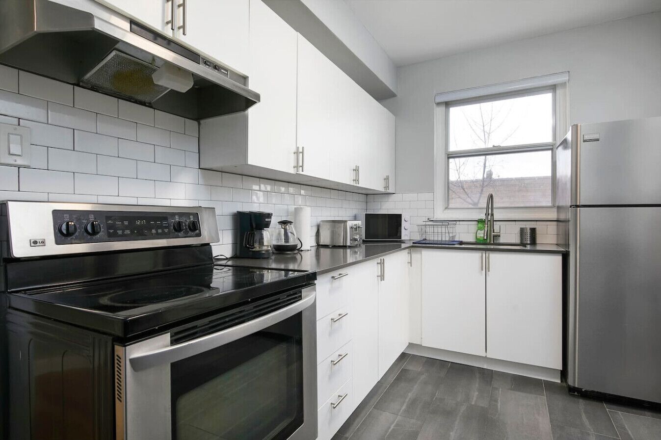 Kühlschrank, Mikrowelle, Ofen, Herdplatte