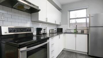 Kühlschrank, Mikrowelle, Ofen, Herdplatte