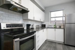 Fridge, microwave, oven, stovetop - District Deux | Modern 2BR in MTL West (Montreal)