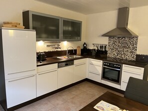Frigorifero, microonde, forno, piano cottura