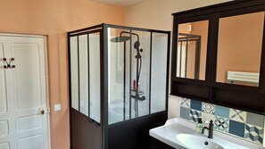 Een douche, een haardroger, handdoeken, zeep