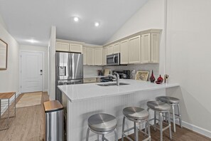 Réfrigérateur, un four, surface de cuisson, lave-vaisselle
