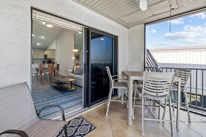 Outdoor dining - Bay Front Views, 2 bedroom 2 bath (Sanibel)