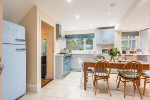 Fridge, microwave, oven, dishwasher - The Bowshot Lady in Fowey with parking (Fowey)