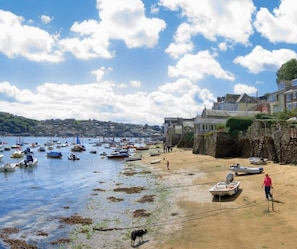 A coastal scene with boats on the water and a sandy beach. - The Bowshot Lady - Two Bedroom Cottage, Sleeps 6 (Fowey)