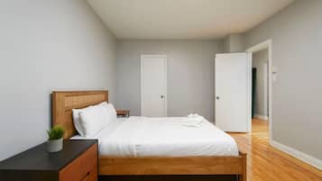 Escrivaninha, ferros/tábuas de passar roupa, Wi-Fi, roupa de cama