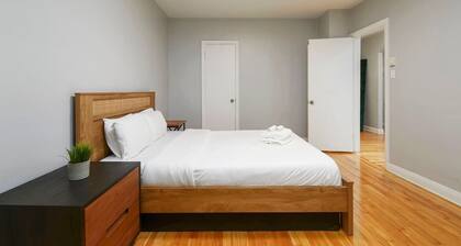 Contemporary 2BR – Stylish Comfort on MTL West