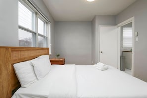 Escritorio, tabla de planchar con plancha, wifi y ropa de cama