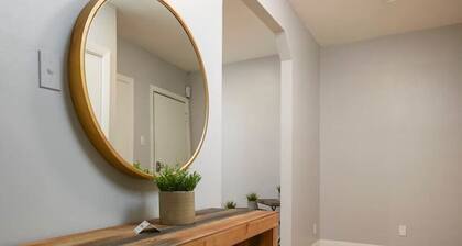 Bright & Stylish 2BR – Prime Stay on MTL