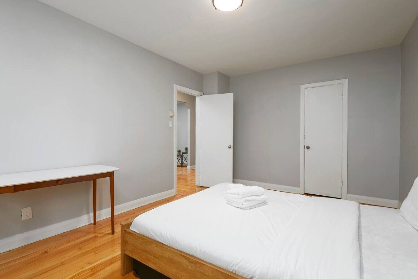 Escrivaninha, ferros/tábuas de passar roupa, Wi-Fi, roupa de cama