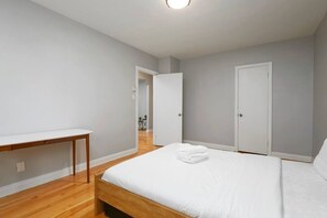 Escrivaninha, ferros/tábuas de passar roupa, Wi-Fi, roupa de cama