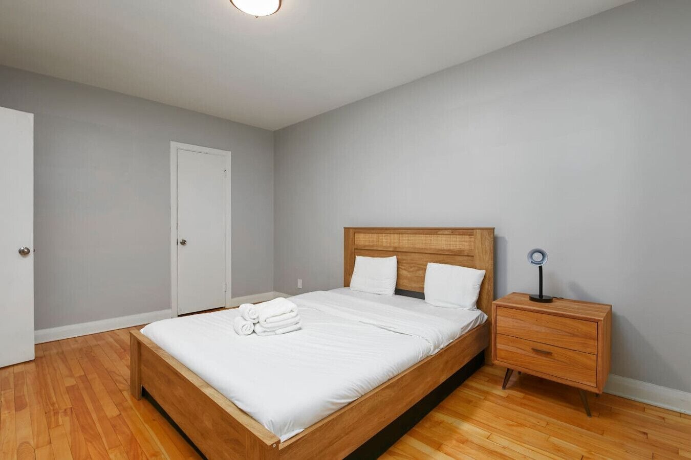 Een bureau, een strijkplank/strijkijzer, wifi, beddengoed