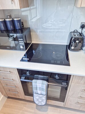 雪櫃、焗爐、爐具、洗碗機