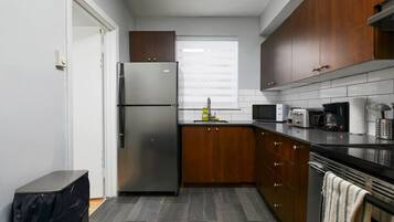 Jääkaappi, mikroaaltouuni, uuni, liesi