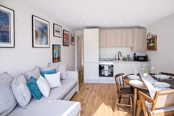 Un appartement moderne comprenant un salon, un coin repas et une cuisine.