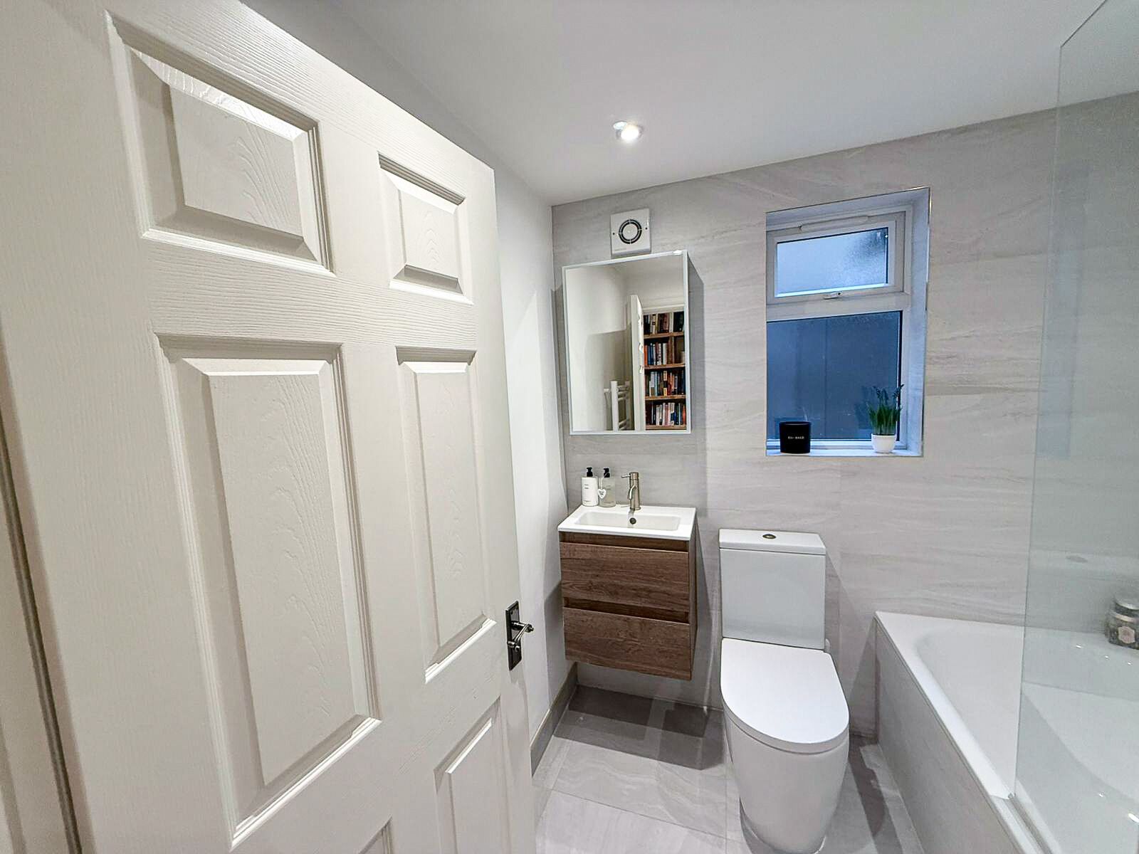 Secador de cabelo, toalhas de banho