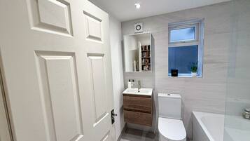 Secador de cabelo, toalhas de banho