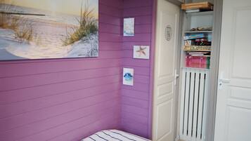 3 bedrooms, desk, iron/ironing board, travel crib