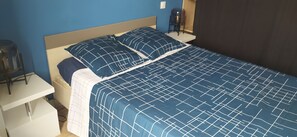 3 Schlafzimmer, Schreibtisch, Bügeleisen/Bügelbrett, Reisekinderbett