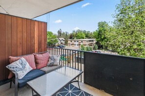 Property grounds - Old Town Condo Near CSU | Pool, Sauna, Gym & Bikes (Fort Collins)