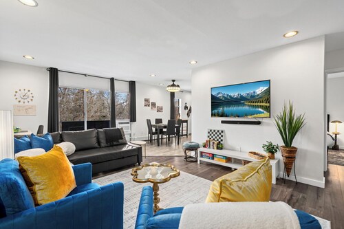 Old Town Condo Near CSU | Pool, Sauna, Gym & Bikes